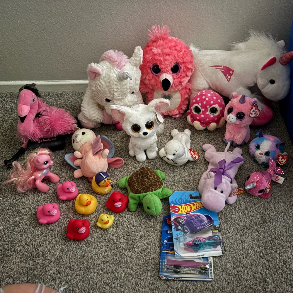 LARGE lot of beanie babies, stuffed animals and toys